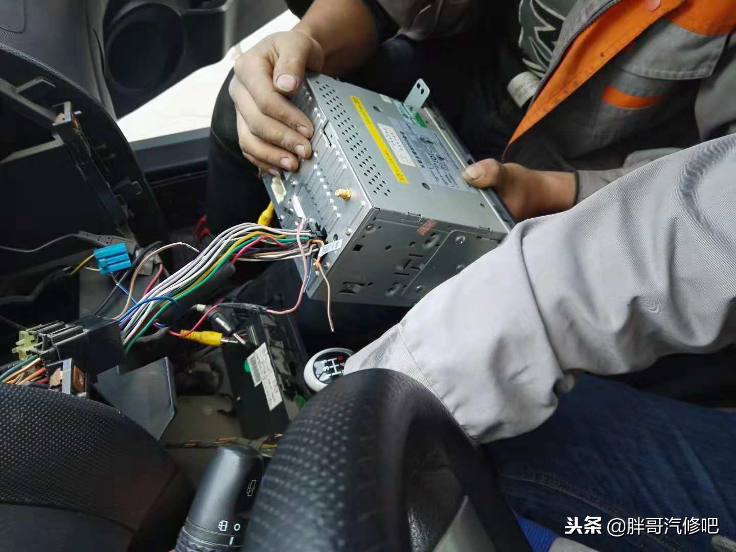 220v家用音响胖哥花57元改装成车载低音炮，废物利用大家可以试试