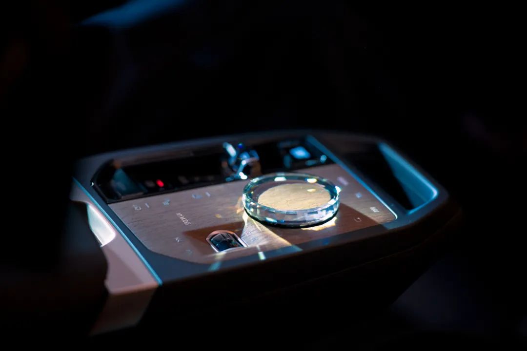 宝马如何打造客户需要的豪华智能座舱？解读全新BMW iDrive