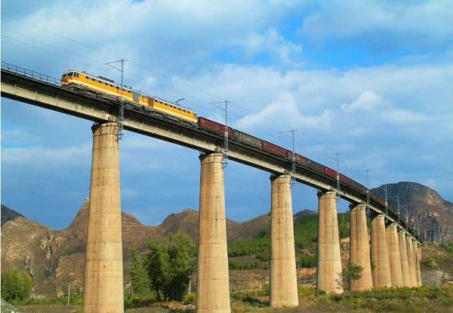 为什么火车过桥要鸣笛只因此人长眠于此