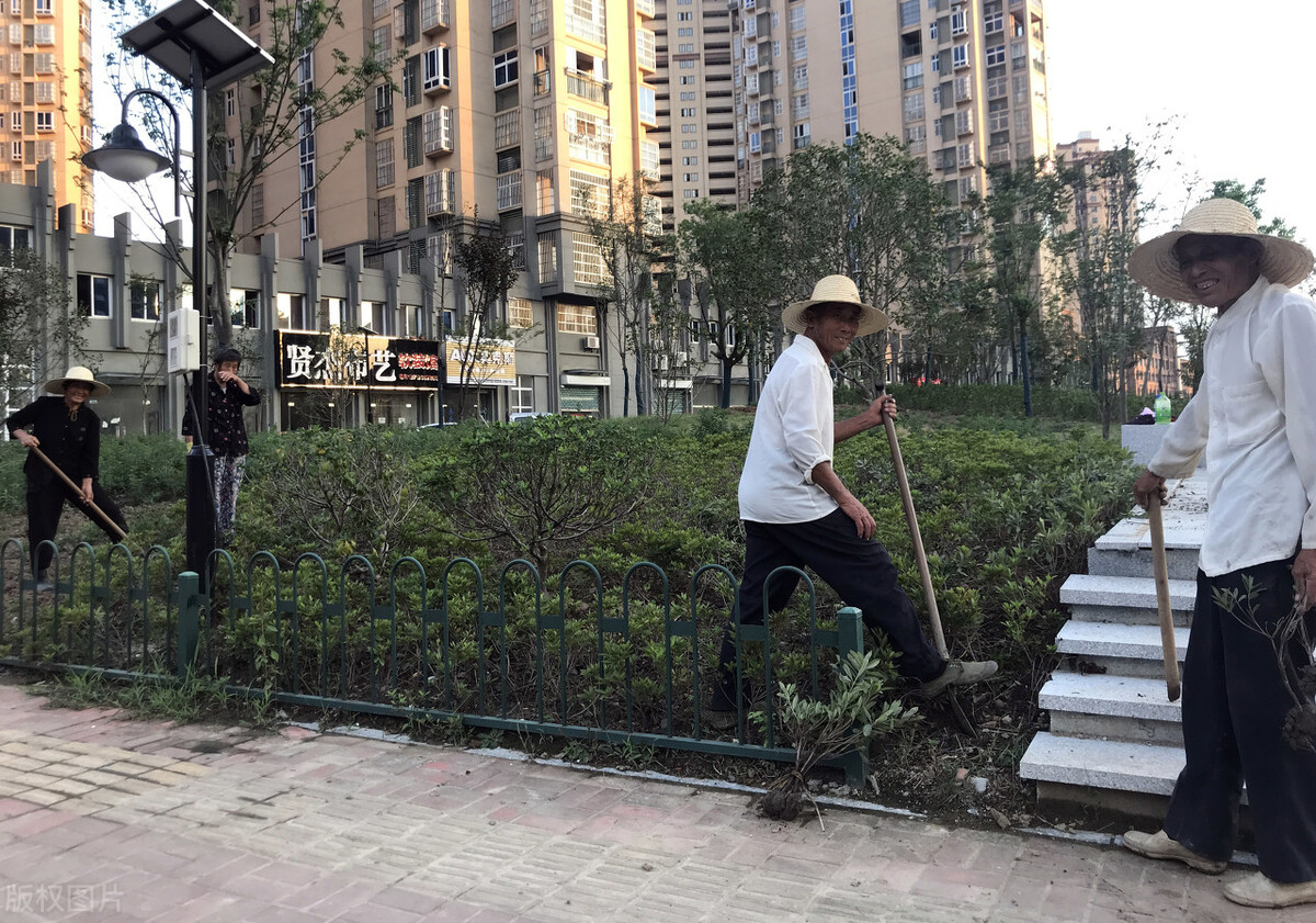农民工一天能挣350元，不如月薪5千，一年能干多少天？实情
