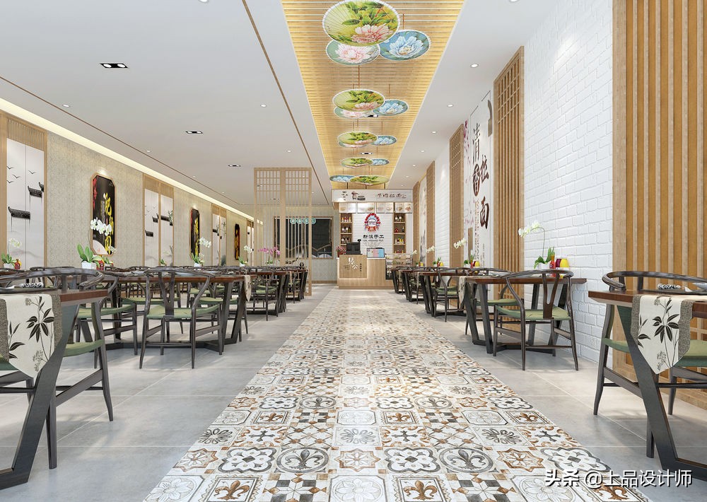 他租了240㎡的旧房子，装修成新中式风格的面馆，别有一番趣味