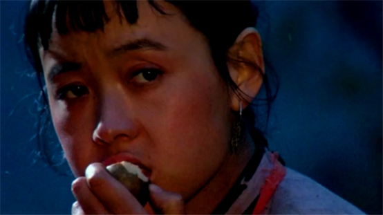 萧萧：12岁童养媳背着小丈夫“偷尝禁果”，喜剧的结局藏着悲鸣