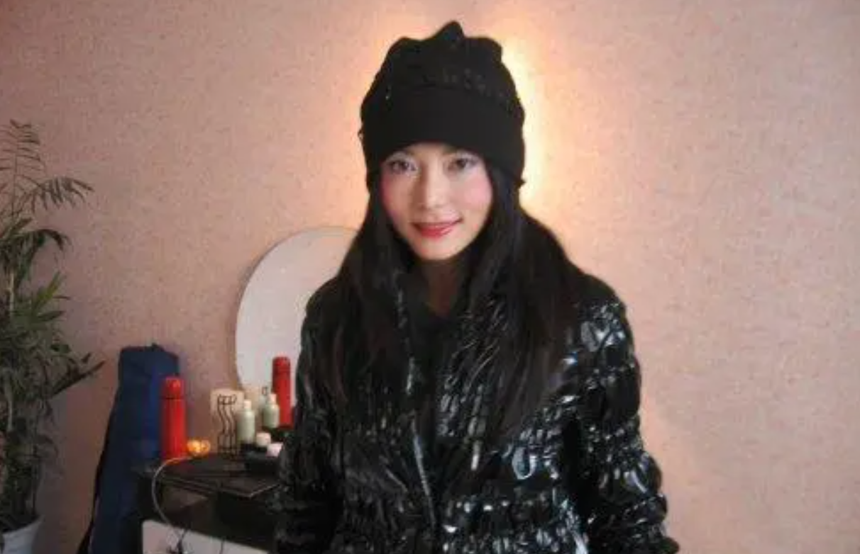 2009年李钰去世,男友汪雨为她扫墓十多年,她凭什么赢了赵薇张敏