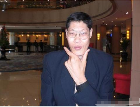 2米42中国第一巨人，结婚20年没孩子，1米6娇妻称：不方便