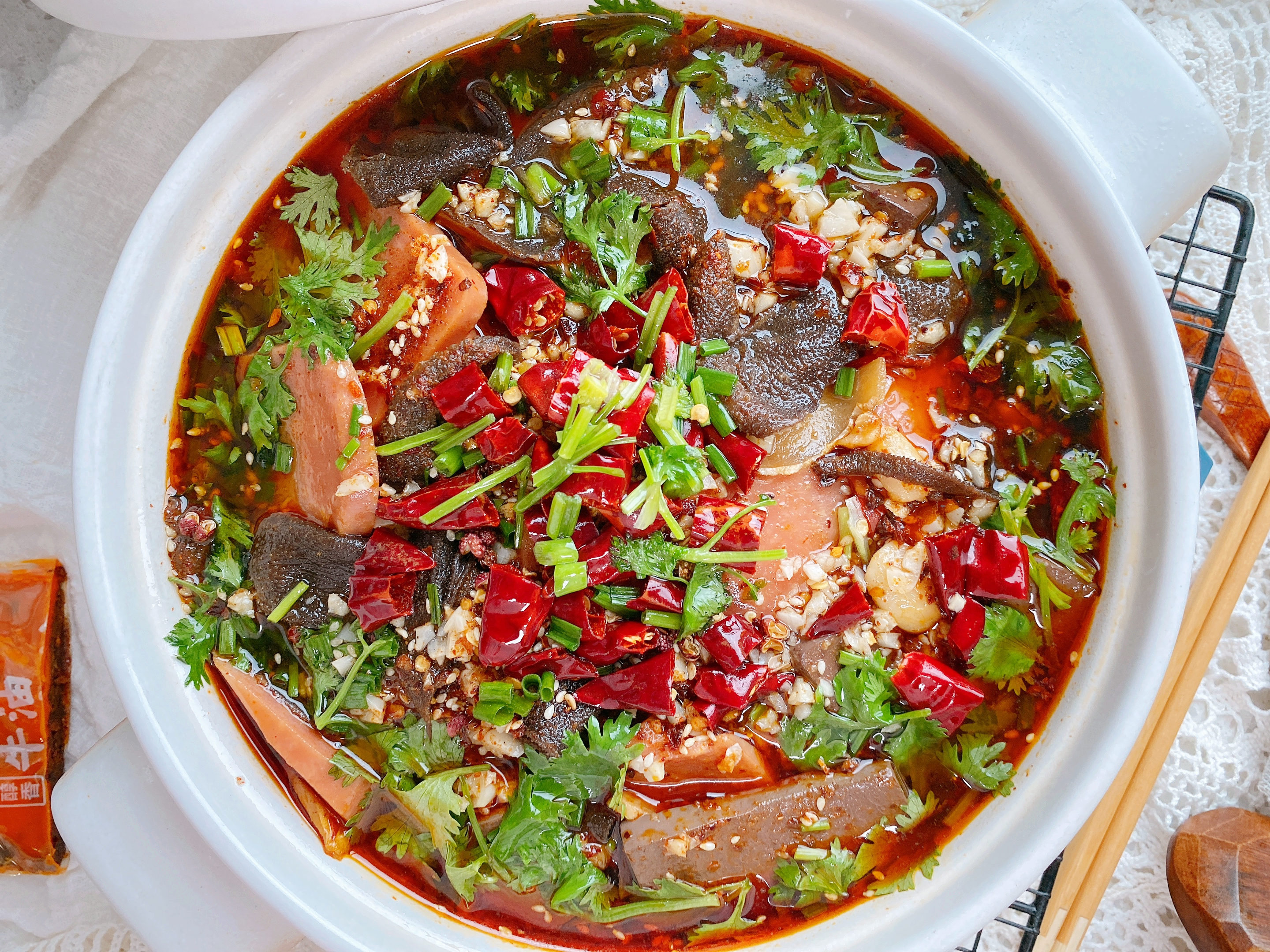 家庭版毛血旺准备材料分三种,主材料,配菜和配料,在家做毛血旺用到的