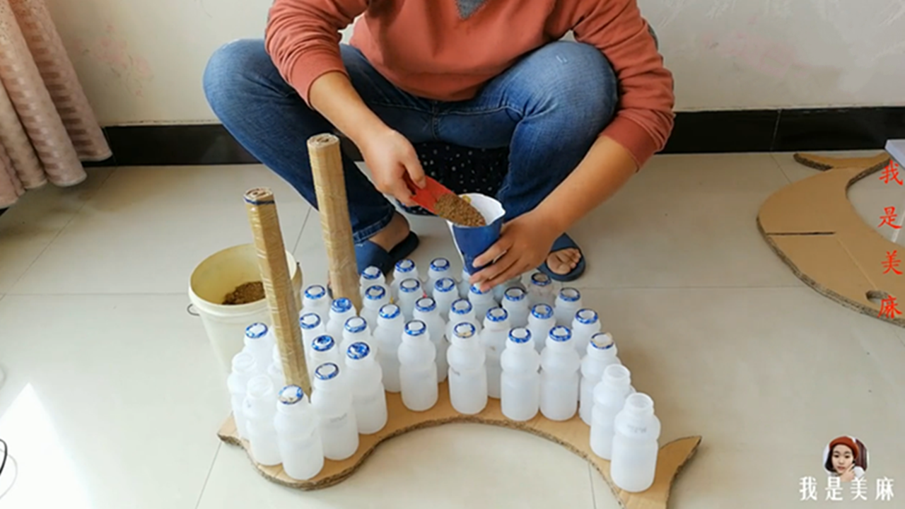 爸爸用纸箱为宝宝做个摇摇马，很像可爱的海豚，比游乐场的还好玩