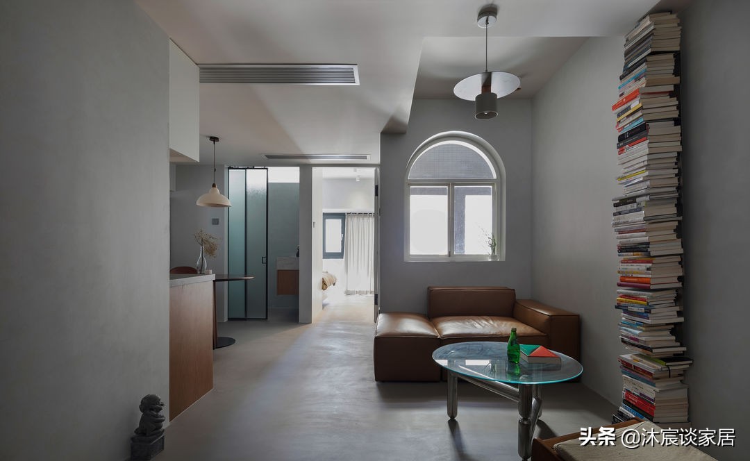 她买下46㎡小屋，装成侘寂风，家徒四壁的那种，想不到住着很舒适