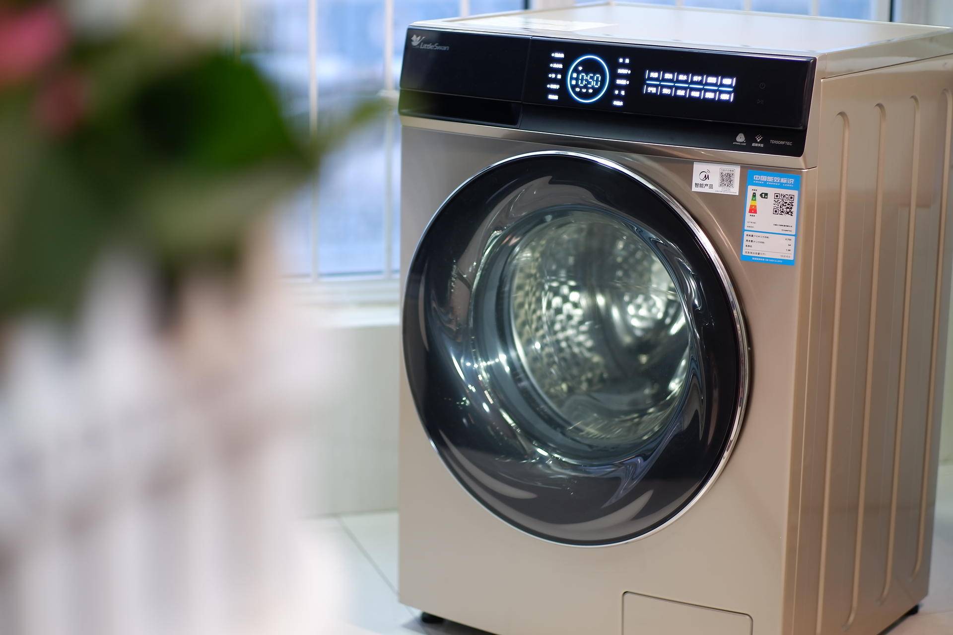 亿万气泡超强去污技术，小天鹅超微净泡水魔方洗烘一体洗衣机体验