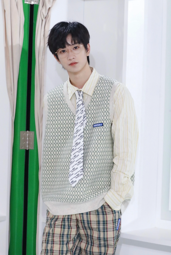 敖子逸浪漫氛围感写真，黑白色系演绎极简风，蜂腰长腿身材卓绝