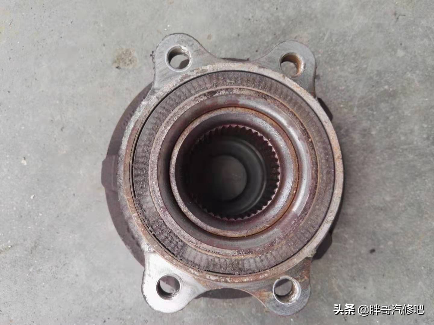 奥迪A6L底盘车身共振 高速噪音大，更换发动机脚胶完美解决
