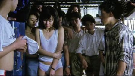 在这部1988年的老电影中，袁洁莹演女学生，林正英演警察