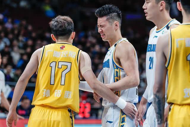 为什么cba比nba暴力(CBA比NBA更暴力！林书豪忍不住吐槽 四张图片揭露他有多惨)