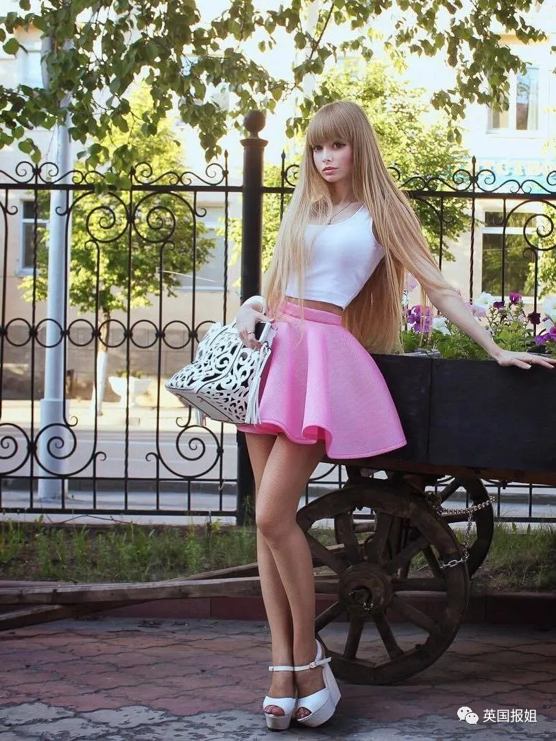 俄国美女从小被“圈养”！父母把她当活娃娃，丰胸细腰拍性感照