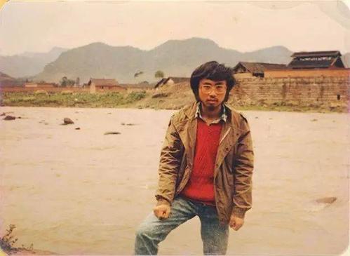 15岁考入北大的天才诗人，25岁却卧轨自杀，海子父亲：不该学文科