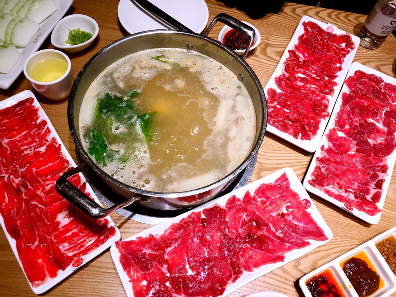 牛肉火锅的饭店做法（牛肉火锅制作技术配方）