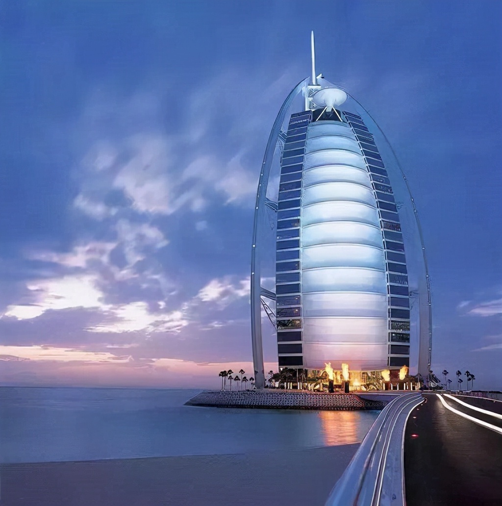 迪拜的帆船酒店(迪拜帆船酒店：世界上第一个七星级酒店，迪拜奢华的象征)