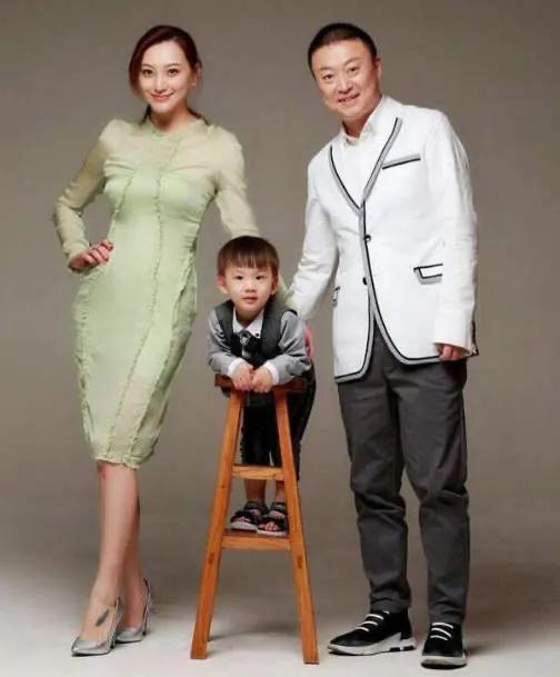 马琳的现任妻子是张雅晴,曾是位体操运动员.