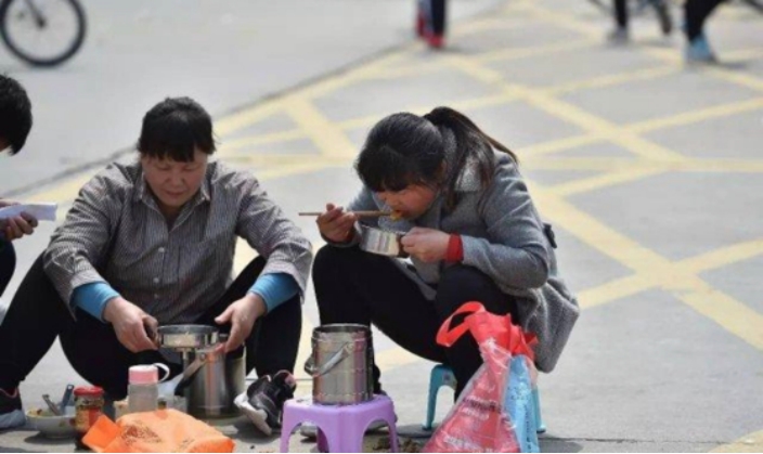 “高考工厂”毛坦厂中学，陪读产业链下，是无数家长的日日夜夜