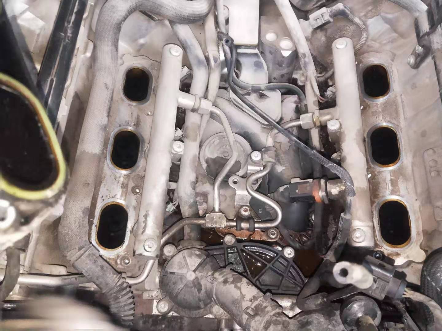 5奥迪a6低速猛踩刹车底盘"咚咚响",发动机缺防冻液检查维修