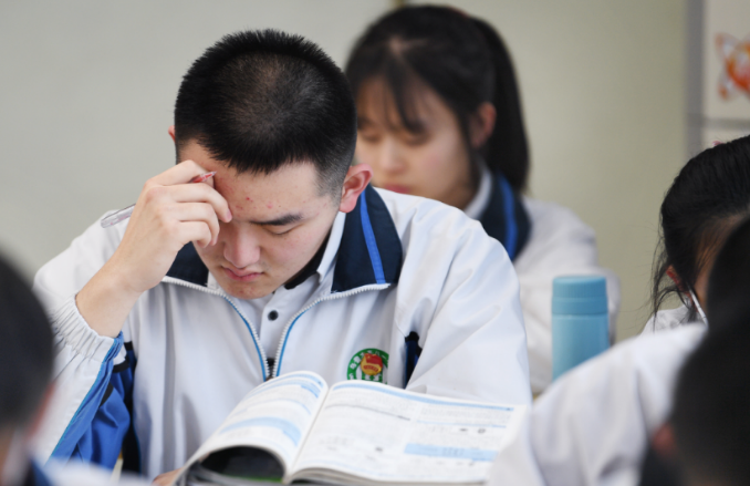 高一成绩全校倒数，高考以第一考上北大，网瘾少年如何逆袭成功？