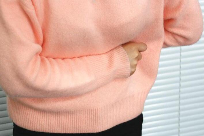 女孩"月经初潮"浑然不知,白裤子被染红,路人阿姨举动很暖心