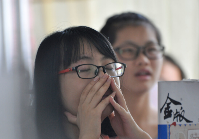 高三在即，学生却每天手机“不离手”，妈妈看到屏保后沉默了