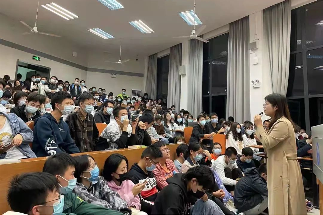 武大最火的“恋爱讲座”，首次公开课程内容，难怪学生翻墙也要听
