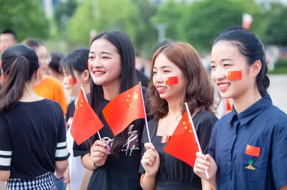 济南数百位女大学生去比赛，穿着暴露引争议，评论区两极分化