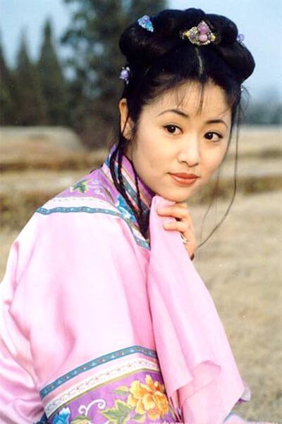 仔细一看,其实林心如饰演的建宁公主,刁蛮中带有可爱,生气的时候又凶