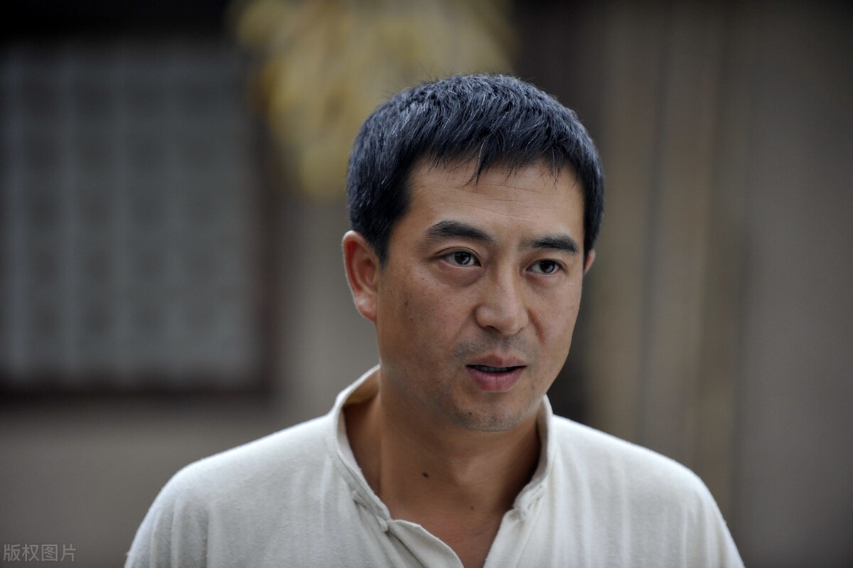 国字脸适合什么发型（国字脸如何留出帅气的小背头发型）