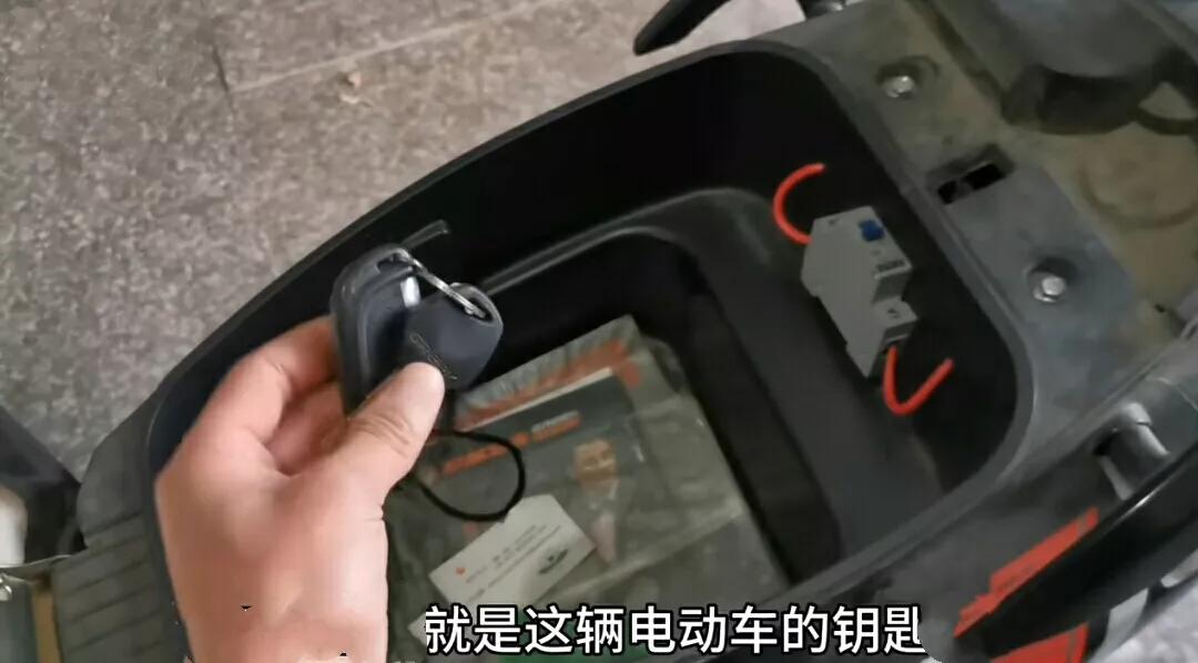 电动车钥匙被锁在车座里怎么办？用一个巧妙方法，分分钟就能取出