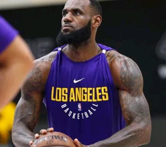 nba肌肉中锋有哪些(NBA现役5位置肌肉天花板都是谁？霍华德宝刀未老 锡安最夸张)