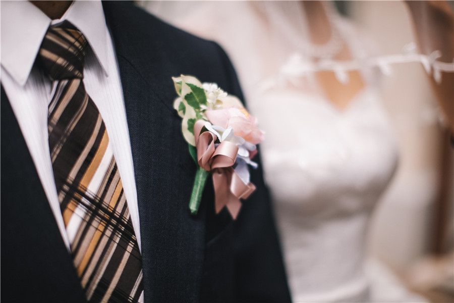 结婚送新娘什么礼物比较好（订婚送什么礼物比较好）