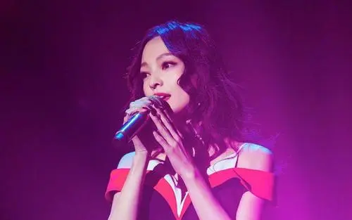 妈妈不疼、舅舅不爱，还遭闺蜜伤害，张韶涵的遭遇，没那么简单