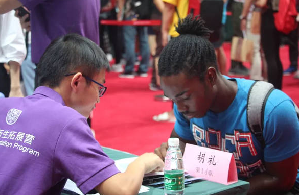 十年苦读不如一张国籍，清华降门槛招生惹争议，教育部要出手了