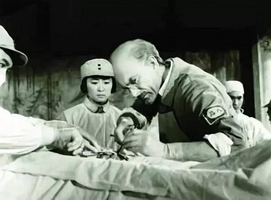 1938年毛主席接见白求恩，随后白求恩在日记中写下：这是一个巨人