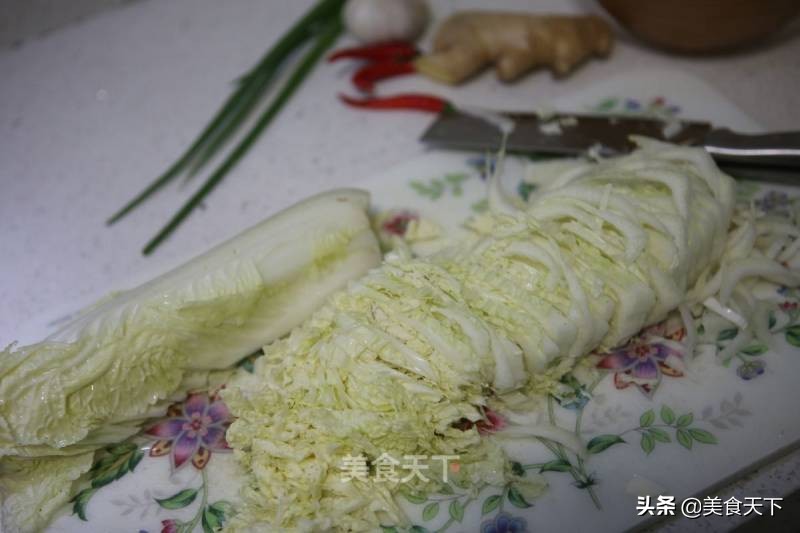 酸溜溜的味道，酸爽可口，开胃下饭，还帮油腻腻的肠胃减减负