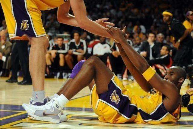 为什么nba打球总是摔倒(nba球员摔倒为什么需要队友拉起?