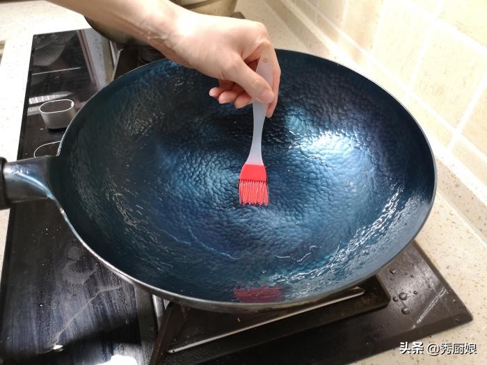 刚买的新锅别直接用，大厨教你开锅技巧，不粘锅也不生锈，超耐用