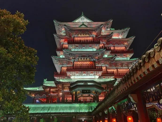 江西南昌旅游必去十大景点：滕王阁、八一广场、秋水广场、绳金塔、象湖湿地公园等。