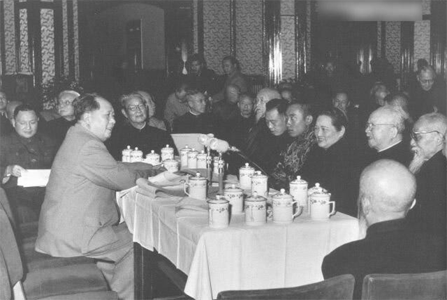 73年八大军区司令对调：王洪文2次点名许世友，许将茶杯狠狠一磕
