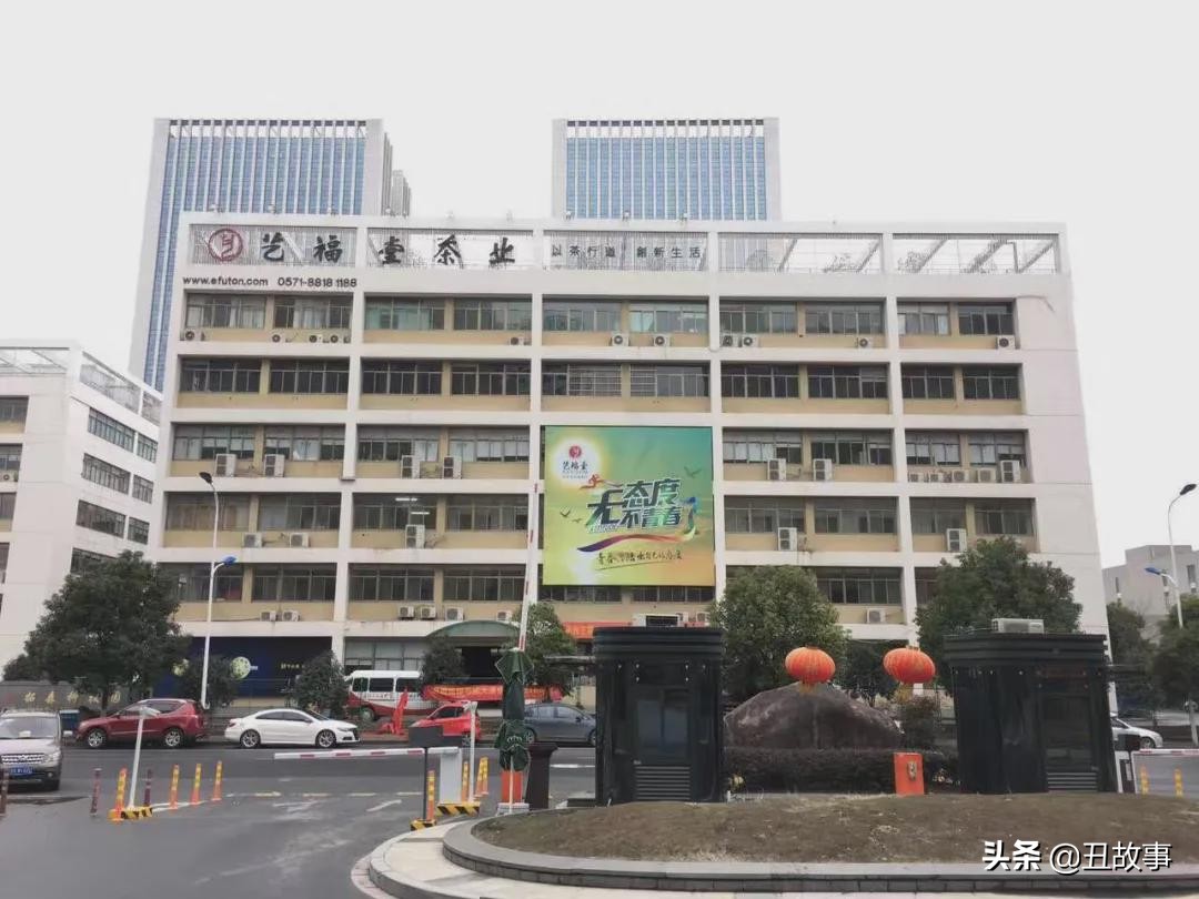 和大学同学挤在阁楼上睡了一晚，我的人生就被改变了