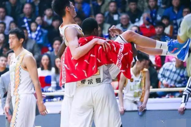 胡金秋为什么吸引nba球探(广厦男篮队长胡金秋希望打出霸气？胡金秋家庭背景？女友生活花絮)