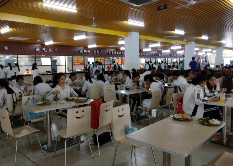 大学食堂标语走红，为了学生吃饭出奇招，阿姨多年的手抖都治好了