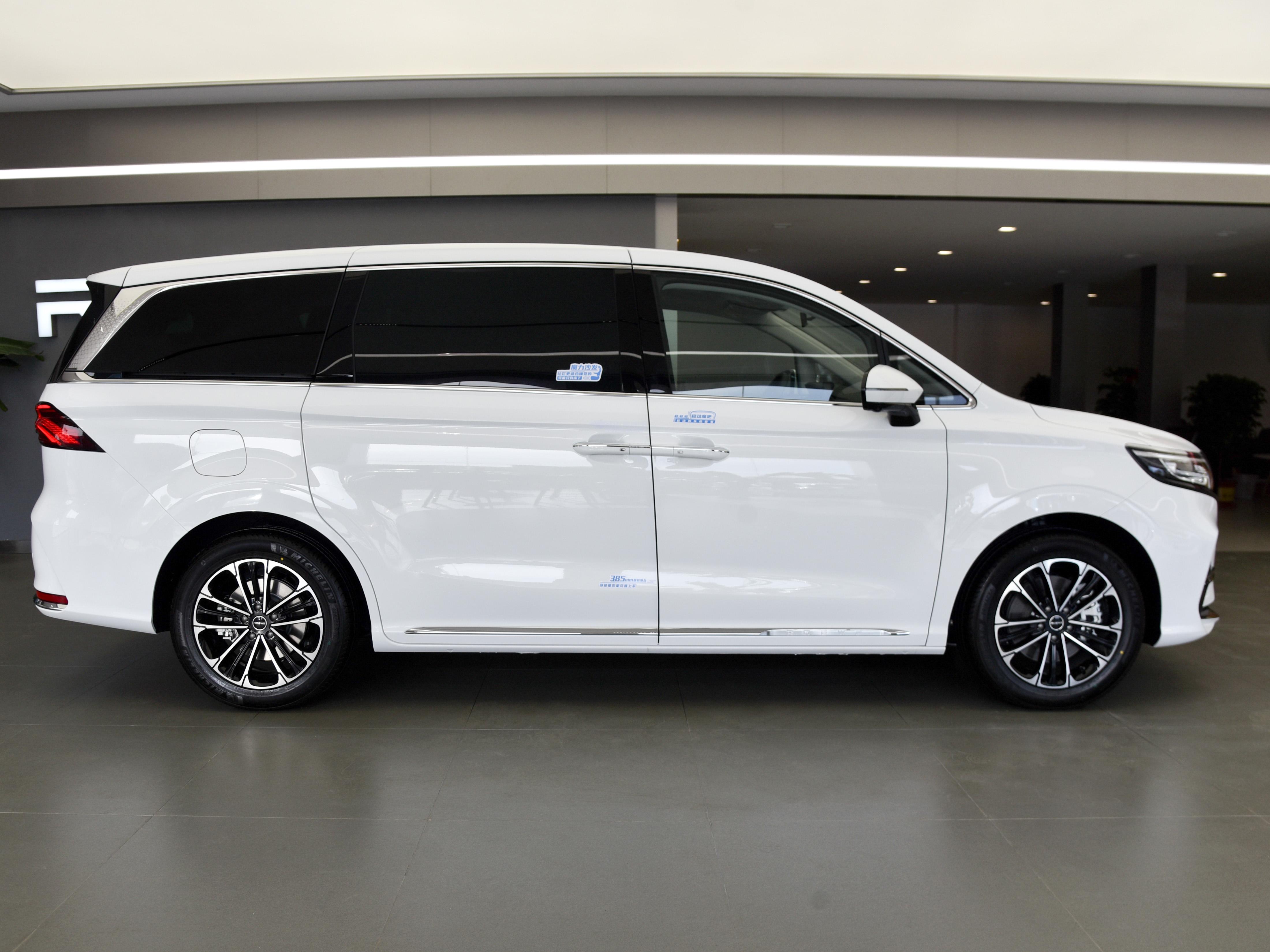 座椅带腿托，大7座MPV，动力有劲满载不费劲，带你看荣威iMAX8