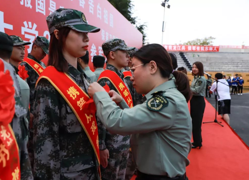 多年后才知道，在校大学生当兵和毕业生当兵的差距，不是一星半点