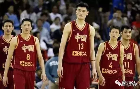 nba开始前为什么关灯低头(三分王胡卫东根本看不清篮筐？近视加散光还不戴眼镜)