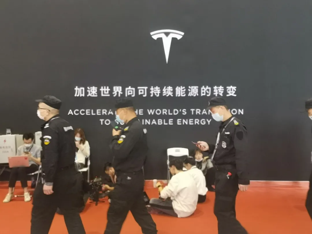 特斯拉事故频发背后:人类是否拥有智能汽车的掌控权?