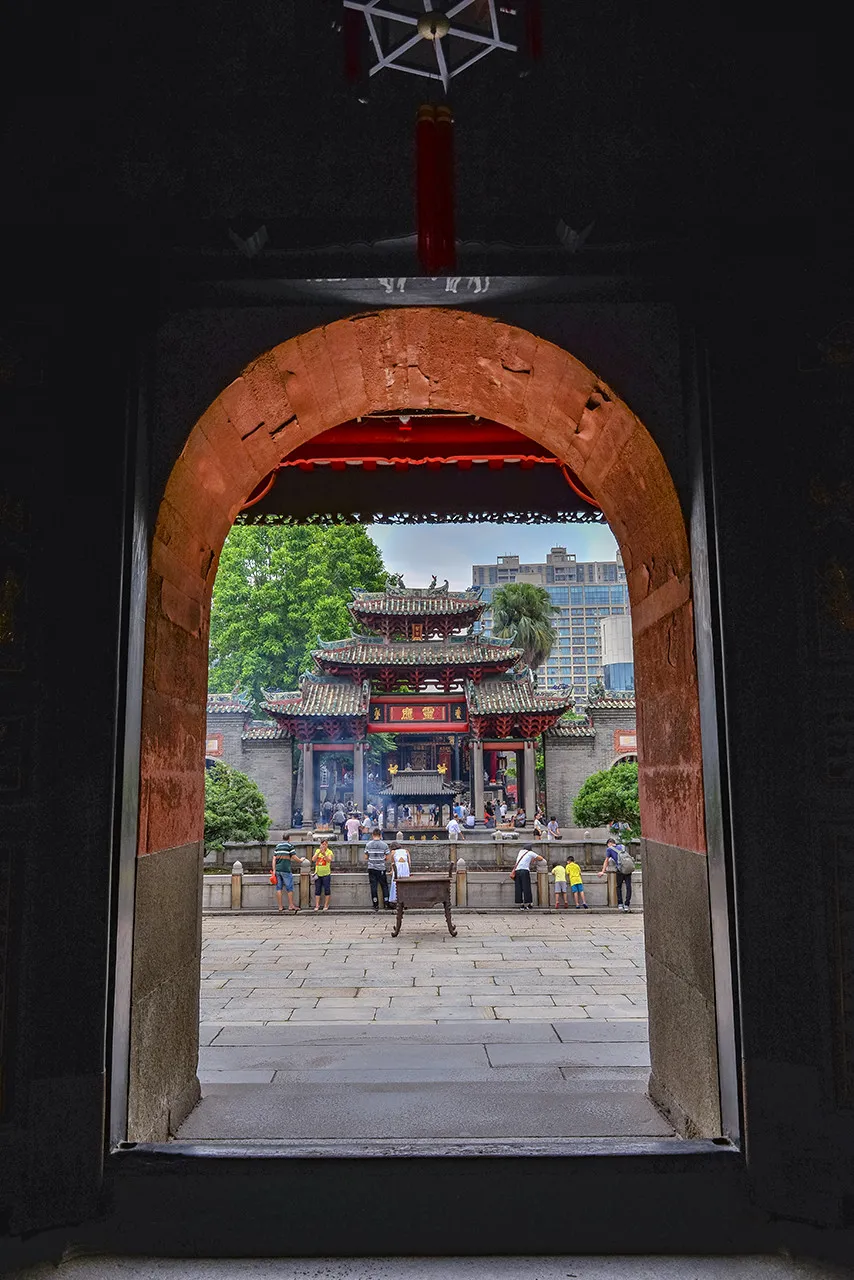 全国唯一一个拥有三个车牌的城市，富豪遍地