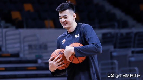 为什么cba总有人挥舞钞票(CBA为何总有人挥舞钞票抢人？从这一制度入手将彻底解决这一问题)